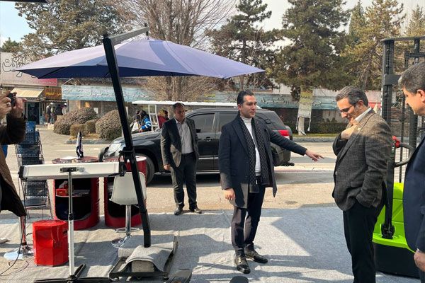 بازدید وزیر ارتباطات از غرفه کارا